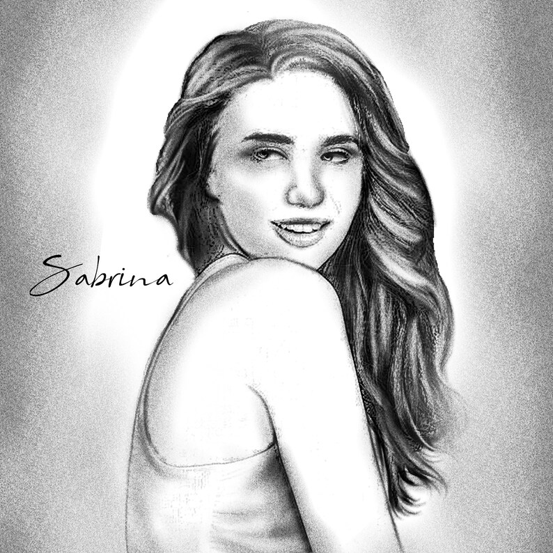 Puede incluir: Un dibujo a l&aacute;piz en blanco y negro de una mujer con el pelo largo y ondulado. Ella est&aacute; mirando por encima del hombro y sonriendo. El dibujo est&aacute; firmado "Sabrina".