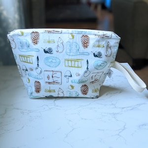 Field Guide knitting project bag, medium size project bag, zippered bag, knitting needles, yarn, white, crochet hooks, yarn storage bag