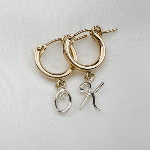 Pendientes personalizados de letras del alfabeto de dos tonos / 14k Gold Filled Sterling Silver Delicate Initial Huggie Hoops / Minimalist Dainty Style