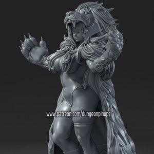 Peut inclure: Figurine grise d'une femme vêtue d'une tenue sur le thème du lion. La figurine porte une coiffe en forme de tête de lion et a des mains et des pieds griffus. La figurine est dans une pose dynamique, avec le texte "Dungeon pin-ups" en bas.