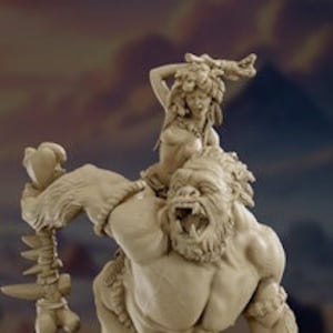 Può includere: Una statuetta dettagliata raffigura una creatura simile a un gorilla con una figura umana in groppa. Il gorilla tiene in mano un'arma simile a un osso. La base della statuetta presenta immagini incise di animali. Il colore è beige neutro.