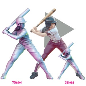 Puede incluir: Tres figuras de jugadores de béisbol en poses de acción. La figura más grande está etiquetada como "75MM" y la más pequeña como "32MM". Las figuras visten uniformes y cascos de béisbol, sosteniendo bates. Las figuras son en tonos de azul, morado y blanco.