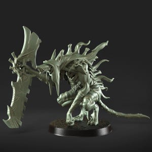 Puede incluir: Una figura de criatura de fantasía verde claro, agachada con una gran cuchilla dentada. La criatura tiene una apariencia detallada y blindada con espinas afiladas y una larga cola. Está posada sobre una base oscura y circular, con un fondo oscuro.