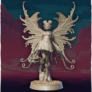 Op de afbeelding: Gedetailleerde sculptuur van een fee met grote, sierlijke vleugels. De fee draagt een korte jurk, houdt een mand vast en staat op een kleine sokkel. De sculptuur is neutraal van kleur, met ingewikkelde details.