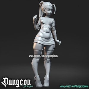 Könnte beinhalten: Graue 3D-gedruckte Figur einer weiblichen Figur in einem kurzen Rock, Oberschenkelstiefeln und einem kurzärmeligen Oberteil. Die Figur hat ihr Haar zu einem Pferdeschwanz gebunden. Das Dungeon Pin-ups-Logo und eine Website-Adresse sind sichtbar.