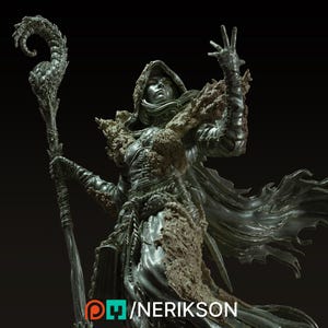 Könnte beinhalten: Detaillierte Skulptur einer bekleideten Figur mit Stab, in Grau- und Brauntönen. Die Figur hat eine Kapuze und ist mit strukturierten Details verziert, mit einem erhobenen Arm. Der Stab hat eine gebogene Spitze. Die Skulptur steht vor dunklem Hintergrund.