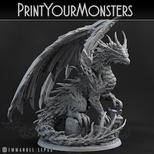 Könnte beinhalten: Eine detaillierte, graue Drachenskulptur mit großen Flügeln, Hörnern und einem strukturierten, schuppenartigen Körper. Die Skulptur sitzt auf einem felsigen Sockel. Der Text "PrintYourMonsters" befindet sich oben im Bild.