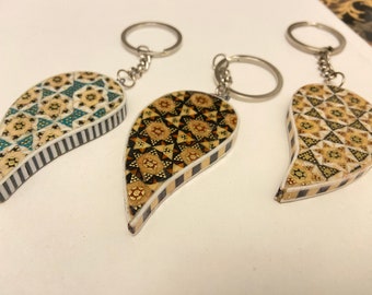 Handgemaakte traditionele Khatam-sleutelhanger: mozaïek paisley- of hartvorm