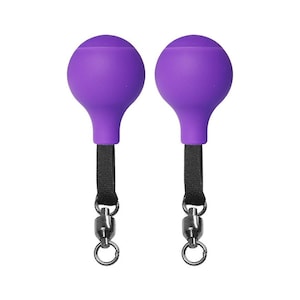 Könnte beinhalten: Zwei violette Silikonkugeln mit schwarzen Bändern und drehbaren Clips. Die Kugeln sind mit einem Metallring an den Bändern befestigt.