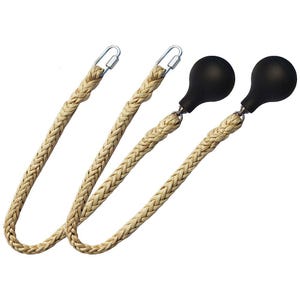 Könnte beinhalten: Zwei schwarze, birnenförmige Objekte, die an geflochtenen beigefarbenen Seilen mit silbernen Metallclips befestigt sind. Die Seile sind dick und scheinen aus Naturfaser zu bestehen. Der Hintergrund ist weiß.