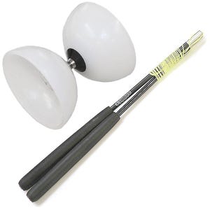 Puede incluir: Un yoyo blanco con dos cuerdas negras unidas a un mango negro. El yoyo está hecho de plástico y tiene una superficie lisa.