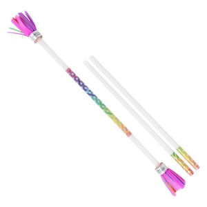Könnte beinhalten: Ein weißer und regenbogenfarbener Spielzeugstab mit einer rosa und lila Quaste oben. Der Stab hat ein farbenfrohes, geometrisches Muster und wird von zwei weißen Stäben begleitet. Der Stab ist zum Spielen gedacht.
