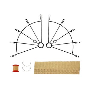 Op de afbeelding: Twee zwarte metalen draadframes in een halfronde vorm, met meerdere draadverlengingen. Een spoel beige garen, twee gebogen naalden en een beige geweven stof zijn ook aanwezig, alles tegen een witte achtergrond. De items lijken knutselbenodigdheden te zijn.