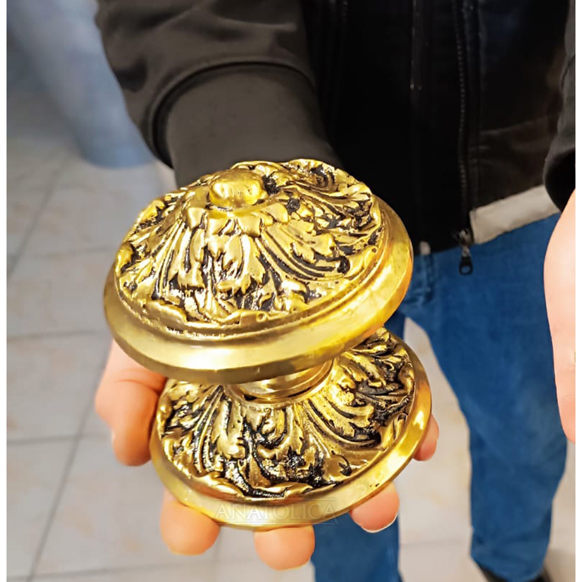 真鍮製　金色の男性顔の金属彫刻 ドアノブ 真鍮製 鋳造 ドアノッカー 叩き金 ドア装飾 扉 玄関ドア