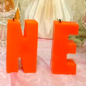 Two orange letters N and E close-up.