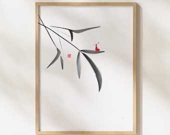 Op de afbeelding: Een ingelijste kunstdruk met een minimalistische inktwassing van bamboebladeren en een klein figuurtje. Het kunstwerk gebruikt zwarte en grijze inkt met een vleugje rood. De lijst is gemaakt van lichtgekleurd hout.