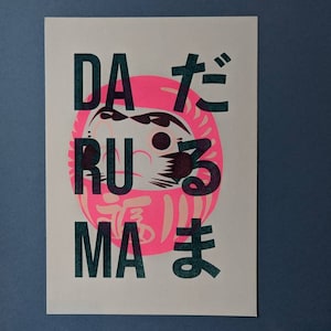 Impresión risográfica A4 de muñeco Daruma - rosa neón - Imagen de Japón - Papel reciclado - Póster de viaje