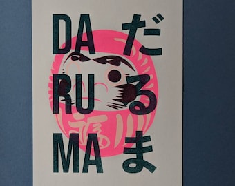 Daruma docka A4 risograftryck - neonrosa - Japanbild - Återvunnet papper - Reseposter
