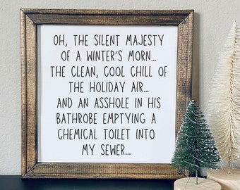 Puede incluir: Un lienzo blanco enmarcado con una cita humorística sobre una mañana de invierno. La cita dice: "OH, THE SILENT MAJESTY OF A WINTER'S MORN... THE CLEAN, COOL CHILL OF THE HOLIDAY AIR... AND AN ASSHOLE IN HIS BATHROBE EMPTYING A CHEMICAL TOILET INTO MY SEWER..."