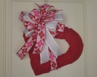 Red and pink valentinw wreath, argyle print bow,  heart door decor, unique wreath, wreath for front door, knit heart, wreath for mantle