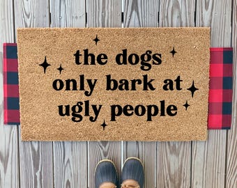 The Dogs Only blaft naar Ugly People Deurmat | Grappige hond blaffende Welcome Home-deurmat | Voordeurmat schattige hond | Inwijdingsfeest huisdier oudercadeau