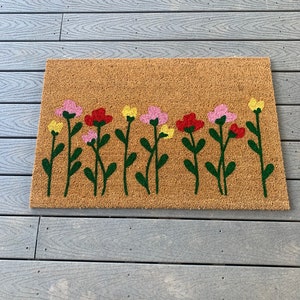 Paillasson coloré fleurs sauvages | Joli paillasson fleuri | Tapis de bienvenue printanier | Décoration printanière extérieure de porche | Cadeaux de pendaison de crémaillère personnalisables