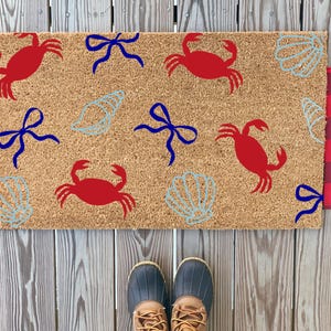 Beachy Crab Seashell Coquette Bogen Fußmatte | Süße Willkommensmatte für den Sommer Strandhaus Fußmatte | Maryland Pride Crab Willkommen Matte | Hauseinweihung