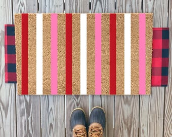 Kleurrijke gestreepte deurmat Valentijnsdag | Roodwitte en roze Galentines welkomstmat | Kleurrijk verandadecor | Aangepast housewarmingcadeau