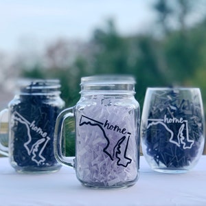 Taça de vinho com decalque do contorno do estado de origem