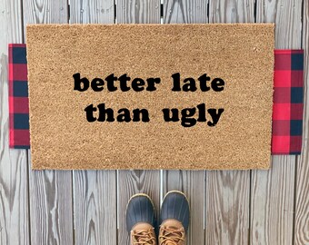Beter laat dan lelijke deurmat | Grappige welkomstmat voor de voordeur | Handgemaakte, gepersonaliseerde cadeaus voor haar| Housewarmingcadeaus Leuk seizoensverandadecor