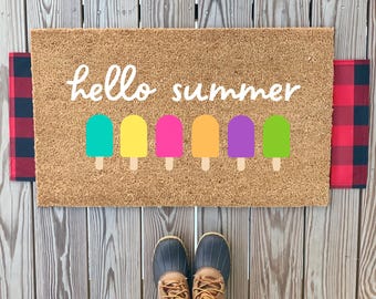 Kleurrijke ijslolly Hello Summer-deurmat | Leuke welkomstmat voor de voordeur van het strandhuis Be Our Guest | Zomerterras buitendecoratie | Housewarming
