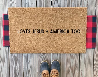 Felpudo patriótico de bienvenida con el mensaje "Ama a Jesús y a Estados Unidos también" / Bonita decoración veraniega / Felpudo del 4 de julio / Dios bendiga a Estados Unidos / Hecho en Estados Unidos
