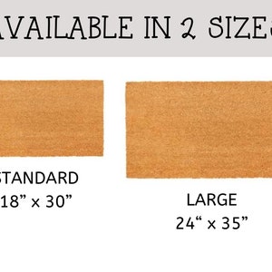 Puede incluir: Se muestran dos felpudos rectangulares de fibra de coco natural. El tama&ntilde;o est&aacute;ndar es de 46 cm x 76 cm, y el grande es de 61 cm x 89 cm. El texto "AVAILABLE IN 2 SIZES" est&aacute; en la parte superior.