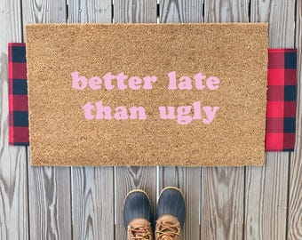 Beter laat dan lelijke roze deurmat | Grappige welkomstmat voor de voordeur | Handgemaakte, gepersonaliseerde cadeaus voor haar | Housewarmingcadeaus Seizoensgebonden veranda