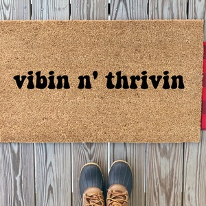 Vibin n&#39; Thrivin-deurmat | Groovy voordeurmat | Deurmat kokos | Leuke welkomstmat | Grappige voordeurmat | Good Vibes-decor | Trippy Hippie