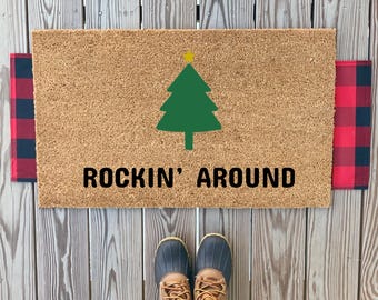 Rockin' Around The Christmas-deurmat | Grappige deurmat kerstboom | Leuke klassieke kerst buitendecoratie | Aangepaste welkomstmat voor de feestdagen
