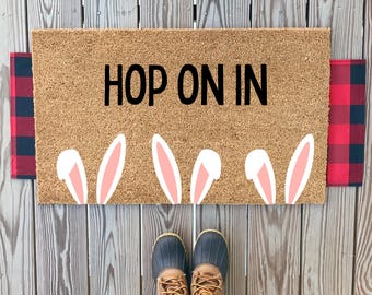 Hop On In Easter Bunny Ears Deurmat | Hallo, tot ziens lente welkomstmat | Leuke paasdeurmat | Buiten lente en terrasdecoratie | Housewarming