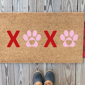 XOXO com capacho de patas e corações | Capacho colorido vermelho e rosa para o Dia dos Namorados | Decoração fofa para a casa no Dia dos Namorados | Capacho fofo de primavera