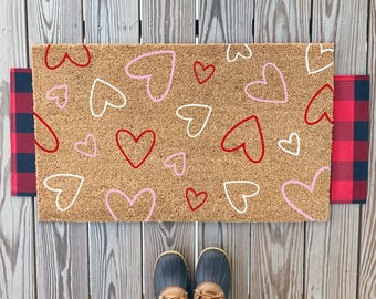 Rood wit + roze hart omtrekpatroon Valentijnsdag deurmat | Leuke seizoensgebonden lentedeurmat Galentine's Day | Kleurrijke voordeurmat