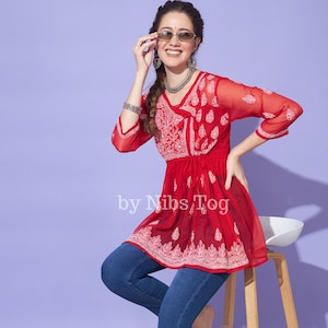 Blusa roja bordada con camisola estilo Angrakha