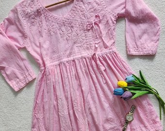 Chikankari Angrakha Kurti für Frauen, Hand bestickte Tunika Kurti, Baumwolle Boho Sommer Top, florales kurzes Anarkali Kurti