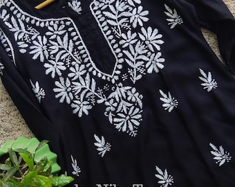 Black Chikankari Short Kurti: Top indio de algodón modal bordado