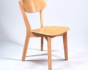 De eikenhouten Ivar stoel in moderne Scandinavische stijl is gemaakt van 100% eikenhout.