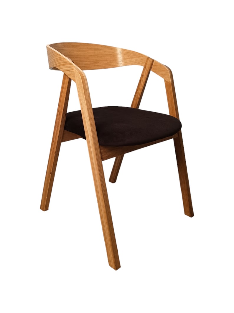 The Lars oak chair in modern Scandinavian style is made of 100% oak wood. image 2