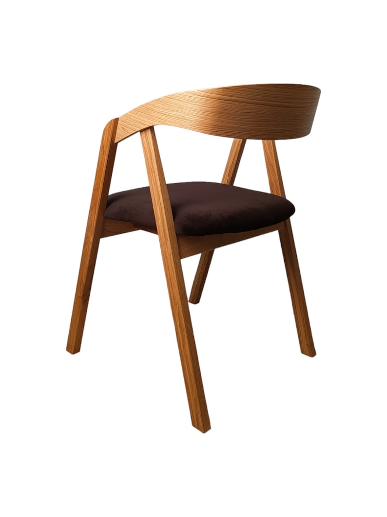 La chaise en chêne Lars au style scandinave moderne est composée à 100% de bois de chêne. image 7