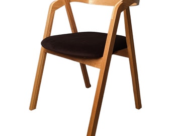 The Lars oak chair in modern Scandinavian style is made of 100% oak wood.