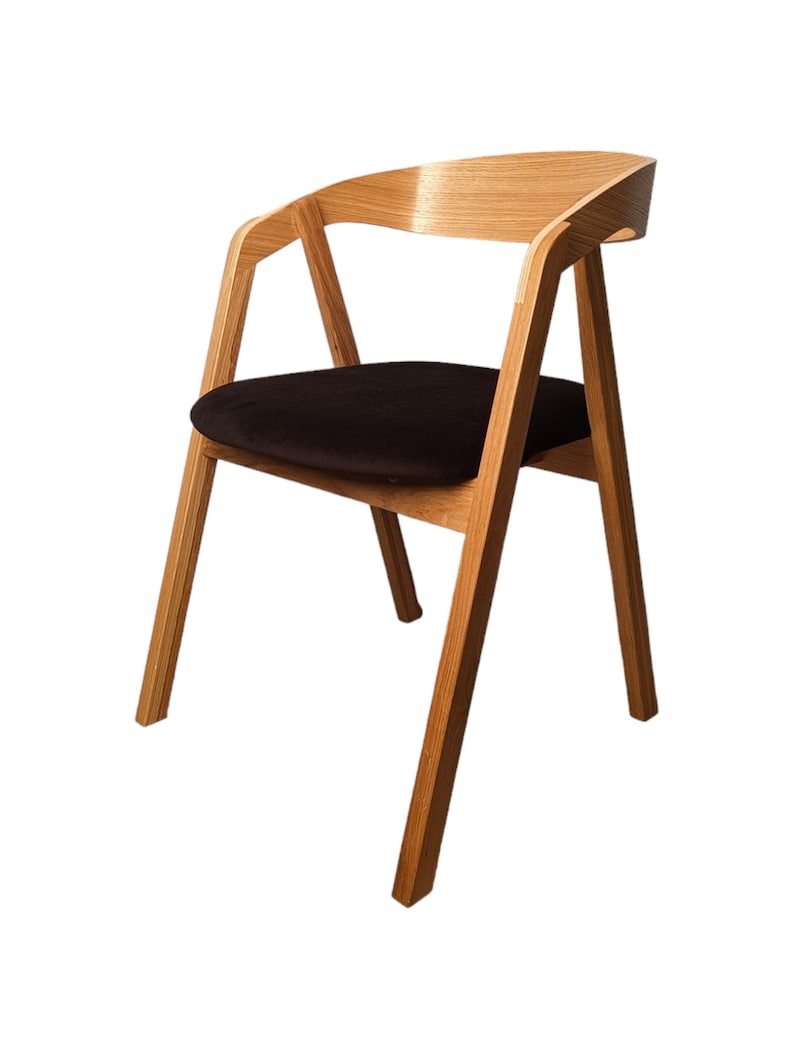 The Lars oak chair in modern Scandinavian style is made of 100% oak wood. image 1