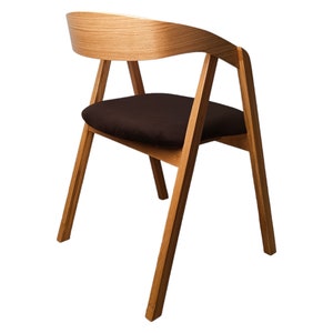 La chaise en chêne Lars au style scandinave moderne est composée à 100% de bois de chêne. image 6