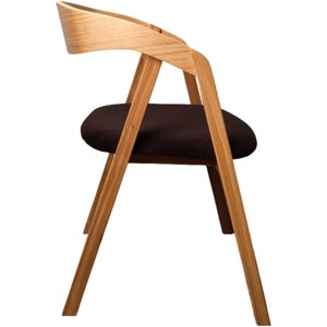 La chaise en chêne Lars au style scandinave moderne est composée à 100% de bois de chêne. image 3