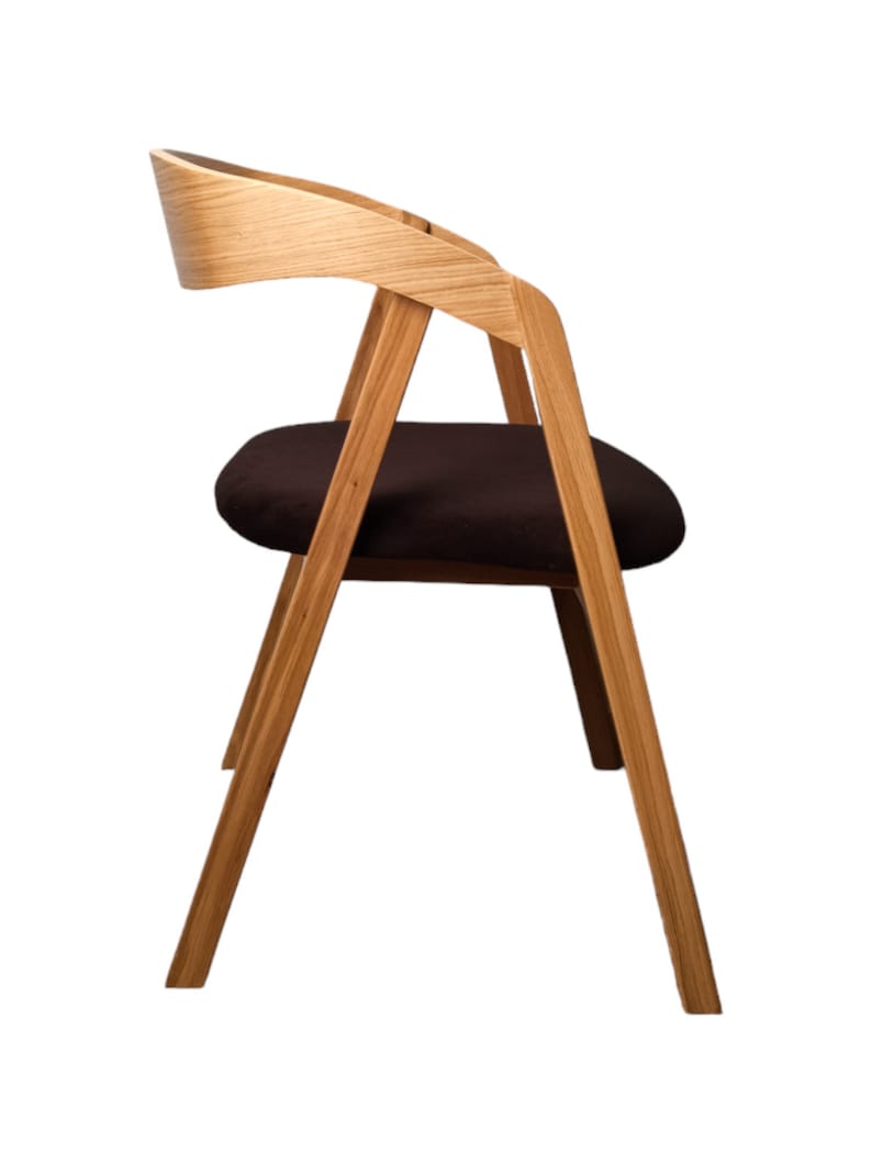 Der Eichenstuhl Lars im modernen skandinavischen Stil besteht zu 100 % aus Eichenholz. Bild 3